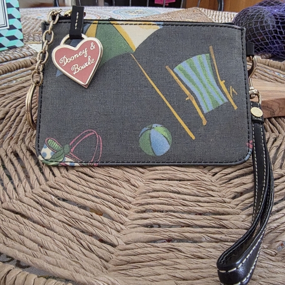 Dooney & Bourke Vintage, Rainbow Zip, Summerland, Wristlet, Heart Hangtag - Picture 10 of 10